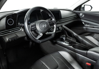Подержанный автомобиль Hyundai Elantra Sedan 2023 года (11 фото)