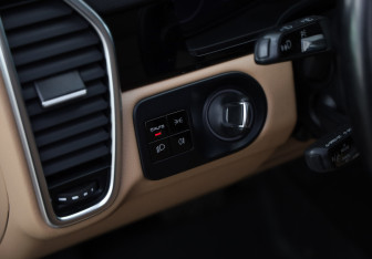 Подержанный автомобиль Porsche Cayenne 2020 года (25 фото)