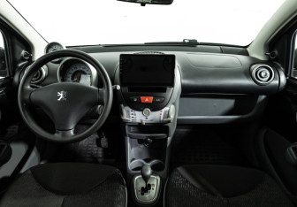 Подержанный автомобиль Peugeot 107 2009 года (13 фото)