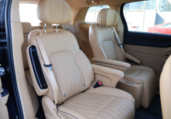 Подержанный автомобиль Voyah Dream 2023 года (12 фото)