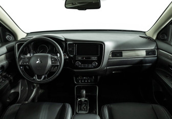 Подержанный автомобиль Mitsubishi Outlander 2020 года (13 фото)