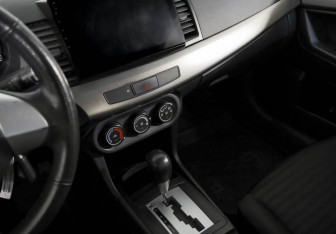 Подержанный автомобиль Mitsubishi Lancer Sedan 2012 года (15 фото)