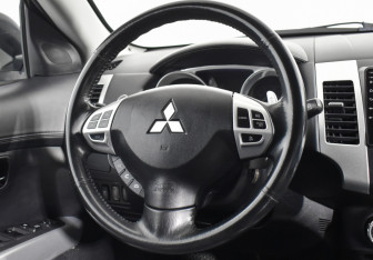 Подержанный автомобиль Mitsubishi Outlander 2011 года (14 фото)