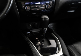 Подержанный автомобиль Nissan X-Trail 2015 года (12 фото)