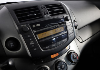 Подержанный автомобиль Toyota RAV4 2012 года (25 фото)