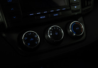 Подержанный автомобиль Toyota RAV4 2013 года (15 фото)