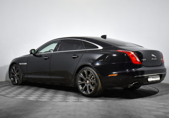 Подержанный автомобиль Jaguar XJ 2016 года (31 фото)