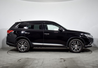 Подержанный автомобиль Mitsubishi Outlander 2016 года (4 фото)