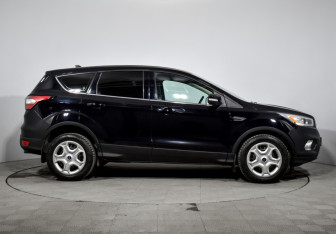 Подержанный автомобиль Ford Kuga 2017 года (4 фото)