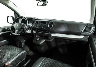 Подержанный автомобиль Peugeot Traveller 2020 года (9 фото)