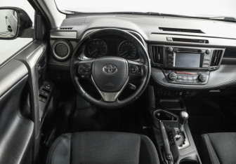 Подержанный автомобиль Toyota RAV4 2015 года (11 фото)