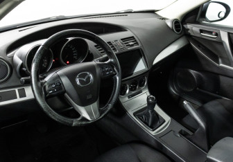 Подержанный автомобиль Mazda 3 Sedan 2010 года (11 фото)