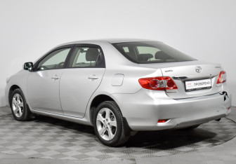 Подержанный автомобиль Toyota Corolla Sedan 2012 года (7 фото)