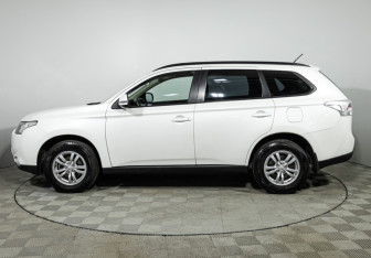 Подержанный автомобиль Mitsubishi Outlander 2013 года (8 фото)