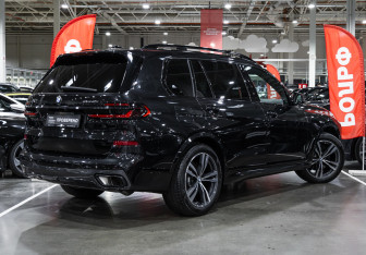Подержанный автомобиль BMW X7 2023 года (7 фото)