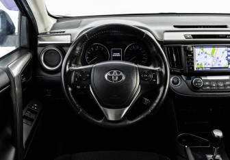 Подержанный автомобиль Toyota RAV4 2018 года (11 фото)
