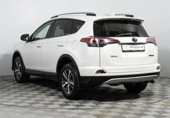 Подержанный автомобиль Toyota RAV4 2017 года (7 фото)