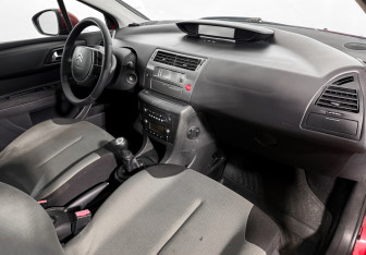 Подержанный автомобиль Citroen C4 Hatchback 2010 года (13 фото)