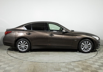Подержанный автомобиль Infiniti Q50 2016 года (4 фото)
