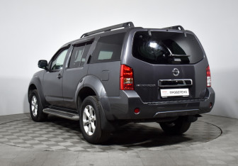 Подержанный автомобиль Nissan Pathfinder 2013 года (7 фото)