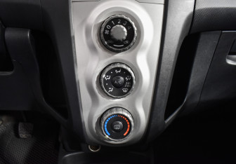 Подержанный автомобиль Toyota Yaris Hatchback 2008 года (15 фото)