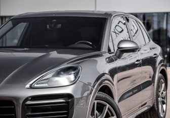 Подержанный автомобиль Porsche Cayenne 2020 года (2 фото)