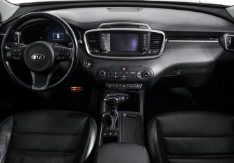 Подержанный автомобиль Kia Sorento 2017 года (15 фото)