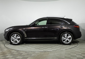 Подержанный автомобиль Infiniti QX70 2013 года (8 фото)