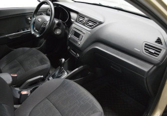 Подержанный автомобиль Kia Rio Sedan 2015 года (12 фото)