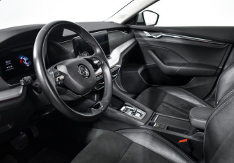 Подержанный автомобиль Skoda Octavia Liftback 2022 года (9 фото)