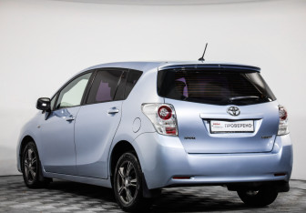Подержанный автомобиль Toyota Verso 2010 года (6 фото)