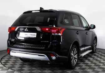 Подержанный автомобиль Mitsubishi Outlander 2019 года (5 фото)