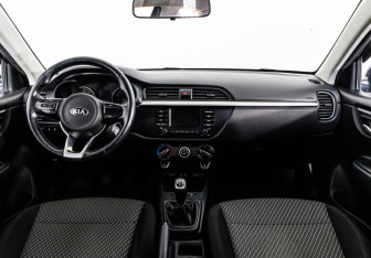 Подержанный автомобиль Kia Rio Sedan 2017 года (10 фото)