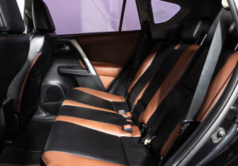 Подержанный автомобиль Toyota RAV4 2013 года (10 фото)