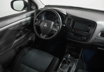 Подержанный автомобиль Mitsubishi Outlander 2016 года (8 фото)