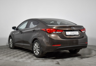 Подержанный автомобиль Hyundai Elantra Sedan 2015 года (7 фото)