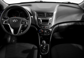 Подержанный автомобиль Hyundai Solaris Hatchback 2015 года (13 фото)