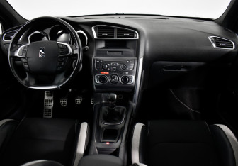 Подержанный автомобиль Citroen DS4 2013 года (14 фото)