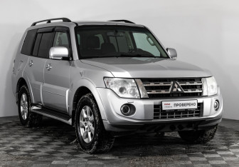 Подержанный автомобиль Mitsubishi Pajero 2013 года (3 фото)