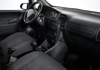 Подержанный автомобиль Opel Zafira Compactvan 2004 года (10 фото)