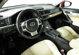 Подержанный автомобиль Lexus CT 2011 года (11 фото)