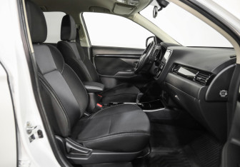 Подержанный автомобиль Mitsubishi Outlander 2019 года (22 фото)