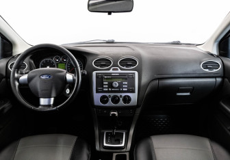 Подержанный автомобиль Ford Focus Sedan 2005 года (10 фото)