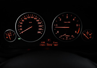 Подержанный автомобиль BMW X3 2011 года (17 фото)
