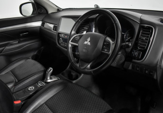 Подержанный автомобиль Mitsubishi Outlander 2013 года (13 фото)