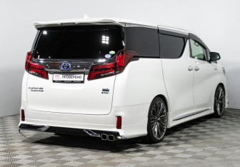 Подержанный автомобиль Toyota Alphard 2020 года (5 фото)