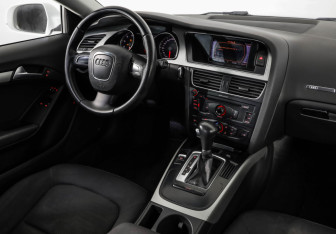 Подержанный автомобиль Audi A5 Coupe 2010 года (8 фото)