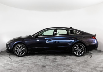 Подержанный автомобиль Hyundai Sonata 2021 года (8 фото)