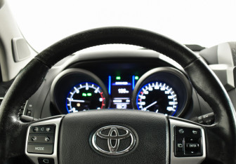 Подержанный автомобиль Toyota Land Cruiser Prado 2015 года (15 фото)
