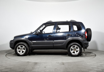 Подержанный автомобиль Chevrolet Niva 2011 года (8 фото)